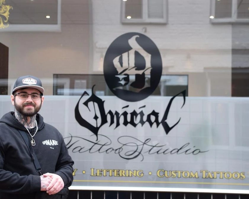 Besitzer vor seinem Tattoostudio