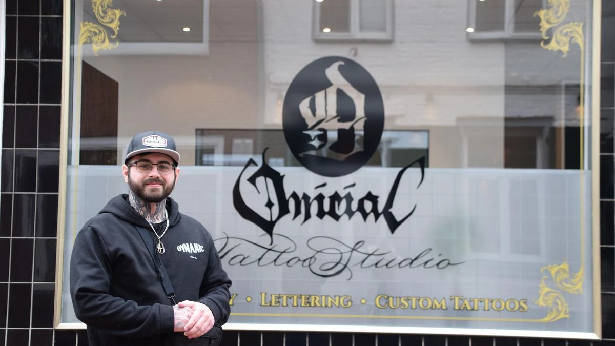 Besitzer vor seinem Tattoostudio