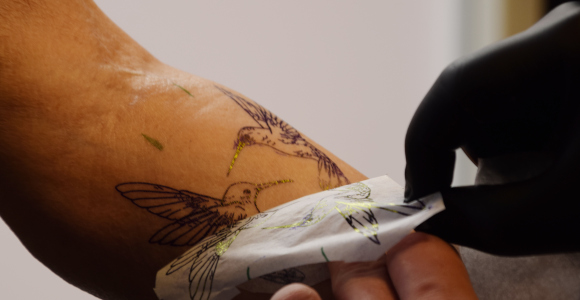 Ein Tattoostancil wird aufgebracht 